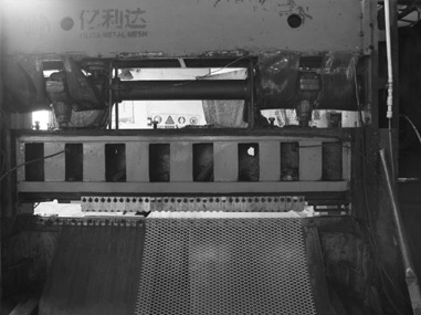 買了第一臺鋼板網機。