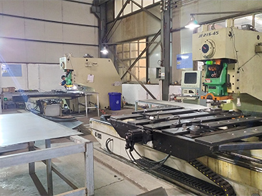 自主研發重型沖壓設備。